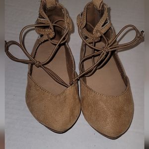 Kids adorable tan lace up flat  shoes size 6  with zipper in back fancy dress